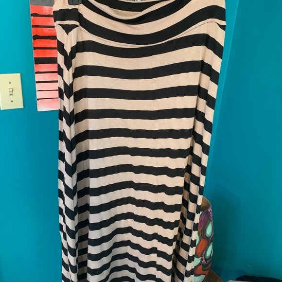 BCX beige n black striped maxi skirt. Size large - Picture 4 of 4